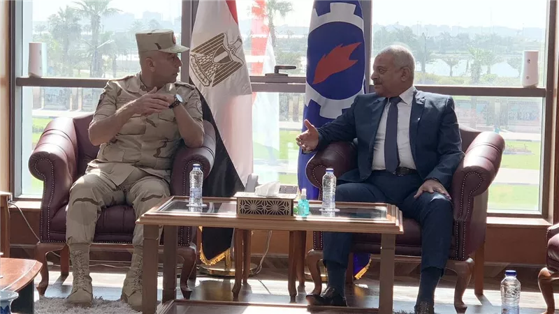 محافظ السويس يستقبل قائد قوات الدفاع الشعبي والعسكري