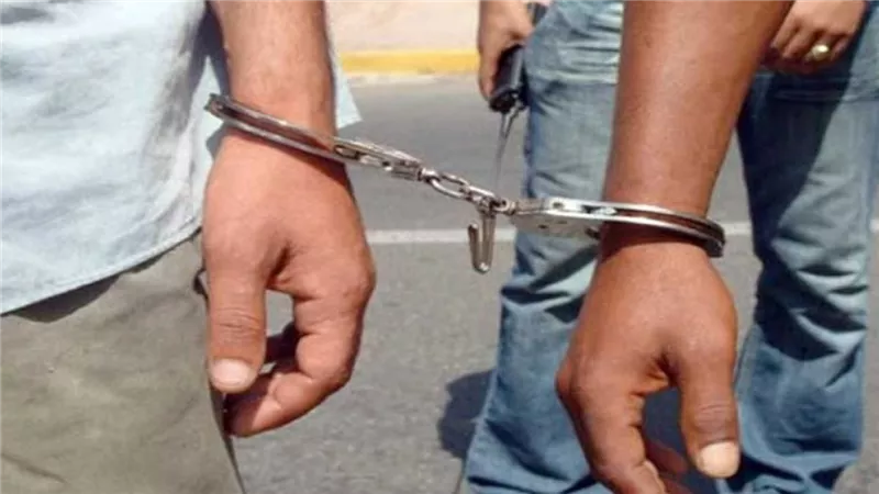 بسبب سرقة موبايل.. ضبط شخصين بتهمة احتجاز شخص وطفل والتعدى عليهما بالضرب