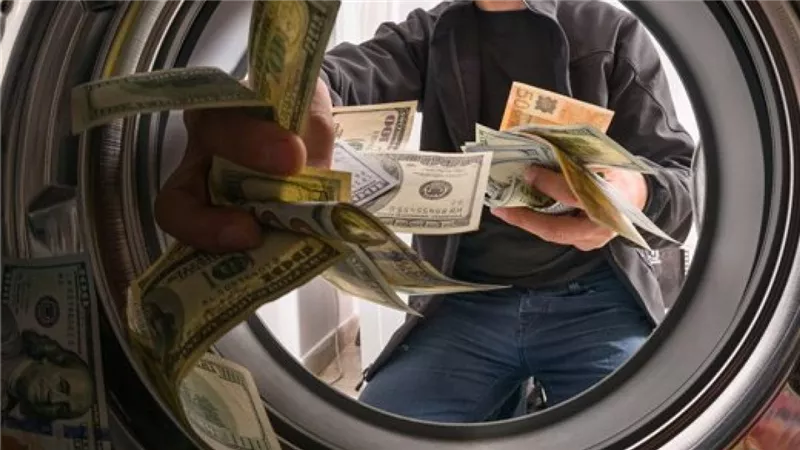 غسـل 25 مليون جنيه.. ضبط شخص بتهمة الإتجار غير المشروع بالنقد الأجنبي 