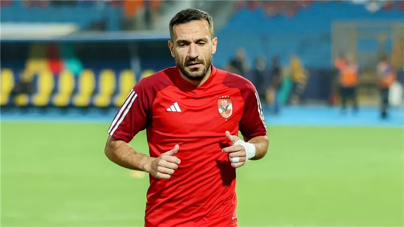 قبل مباراة سيراميكا.. الأهلي يعلن إصابة علي معلول