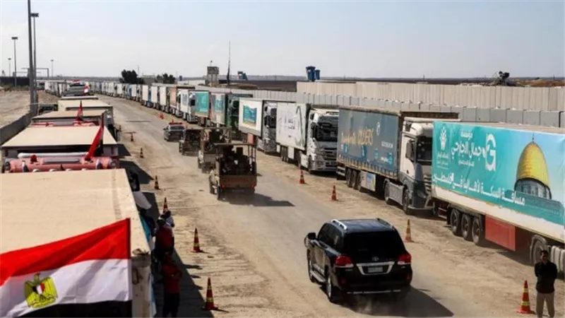 تجهيز نحو 70 شاحنة مساعدات أمام معبر رفح لإدخالها إلى قطاع غزة