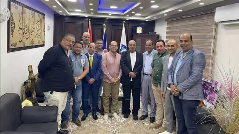 خشانة يلتقي أعضاء جمعية مقاولى الأشغال البحرية بالسويس