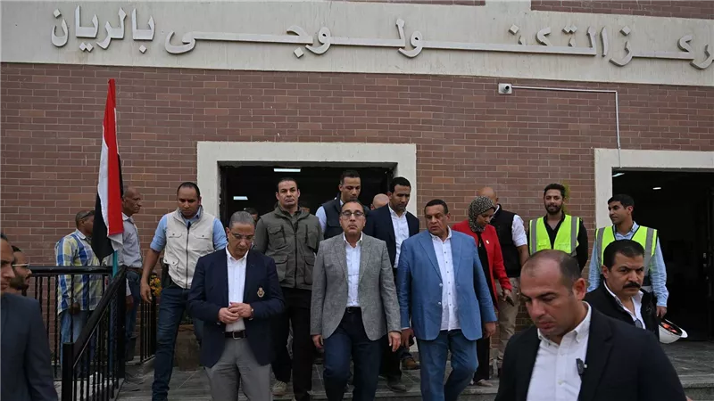 مدبولي يستمع لعدد من المواطنين من أهالي قرية الريان بمحافظة الفيوم
