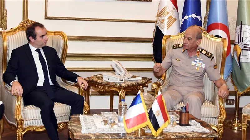 وزير الدفاع والإنتاج الحربى يلتقى وزير الدفاع الفرنسي.. تفاصيل