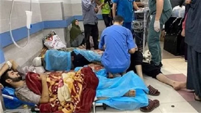 تحول الى ثكنة عسكرية.. جيش الإحتلال ينفذ عمليات حفر وتفتيش داخل مستشفى الشفاء