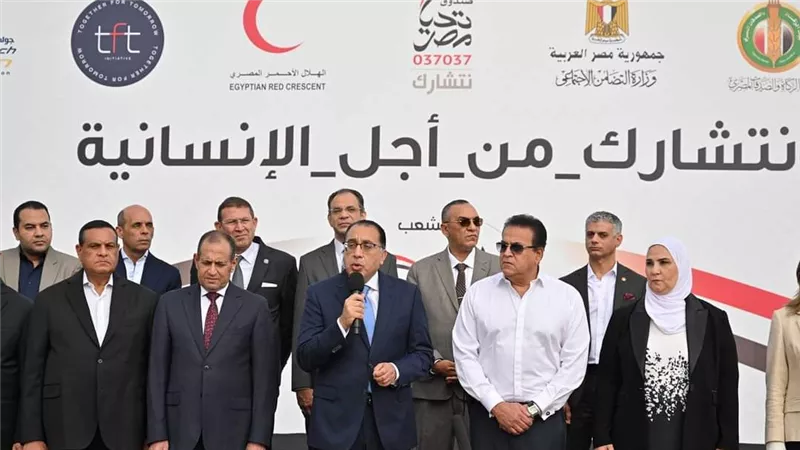 عقب إطلاق أكبر قافلة مساعدات إنسانية للأشقاء الفلسطينيين.. مدبولي: مصر تقف مع أهالينا في غزة