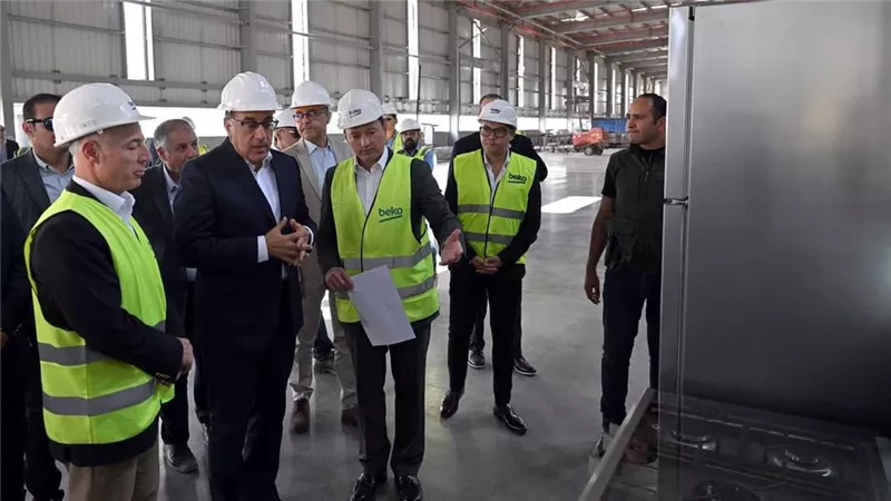 رئيس الوزراء يتفقد المراحل الإنشائية لمصنع 