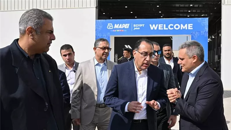 رئيس الوزراء يتفقد مصنع شركة 