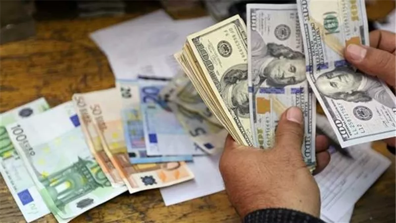بحوزتهم عملات أجنبية ومحلية.. ضبط 4 أشخاص بتهمة الإتجار غير المشروع بالنقد الأجنبي 