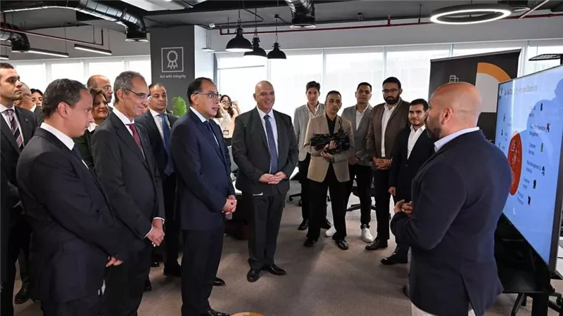 رئيس الوزراء يتفقد مركز مصر للتكنولوجيا والابتكار التابع لشركة 