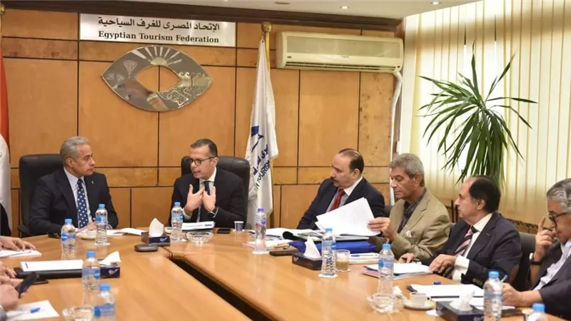 وزير العمل يلتقى قيادات الاتحاد المصري للغرف السياحية