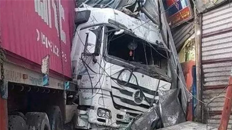 القبض على سائق الشاحنة المتسبب في تدمير 4 محلات تجارية بالدقهلية