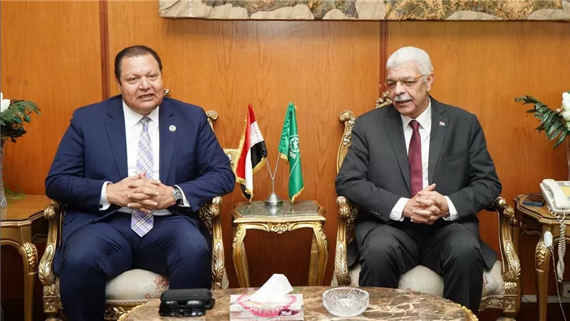  طه ورئيس جامعة المنوفية يناقشان خطة حصول المنشآت الطبية على الاعتماد استعداداً للتأمين الصحي الشامل