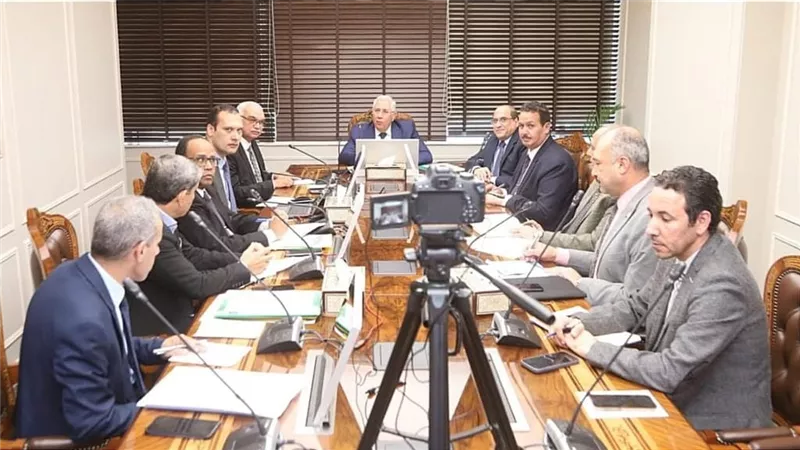 وزير الزراعة يتابع مع قيادات الوزارة موسم زراعة القمح وتوزيع الأسمدة وتطهير الترع ومنع التعديات 