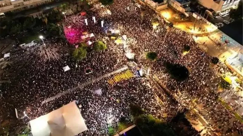 آلاف الإسرائيليين يتظاهرون فى تل أبيب للمطالبة بعودة جميع 