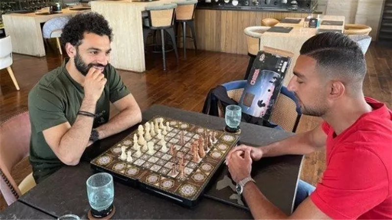 لعبة الملوك.. بطل العالم في الشطرنج يتحدى محمد صلاح