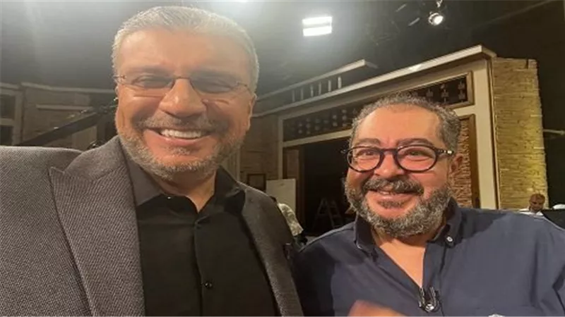 عمرو الليثي ينعي الفنان طارق عبد العزيز.. بنشر صورة تجمعه به قبل أيام من وفاته