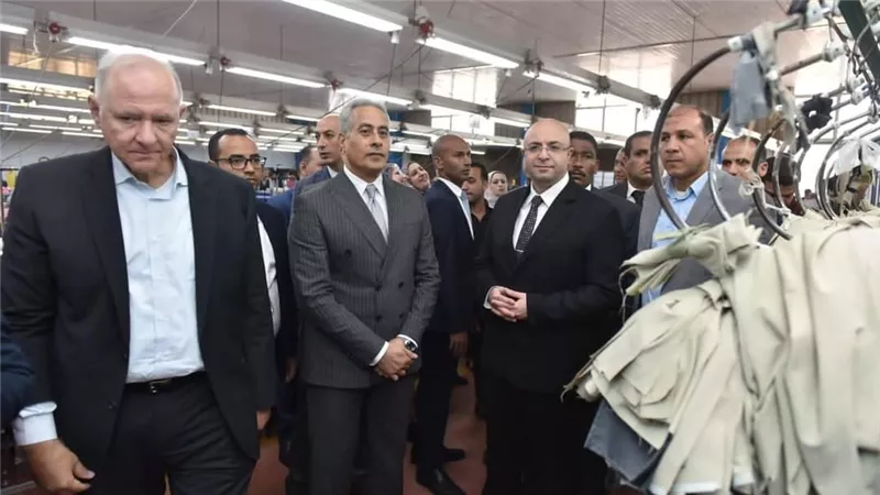 وزير العمل يزور الشركة السويسرية للملابس الجاهزة بالمنطقة الصناعية ببني سويف
