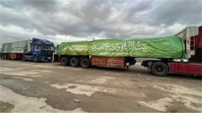 القاهرة الإخبارية: شاحنات المساعدات تفرغ حمولاتها بالجانب الفلسطينى من رفح