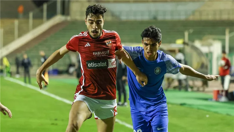 يمنح بيراميدز الصدارة.. نسر الأهلي يغرق في موج سموحة بالتعادل