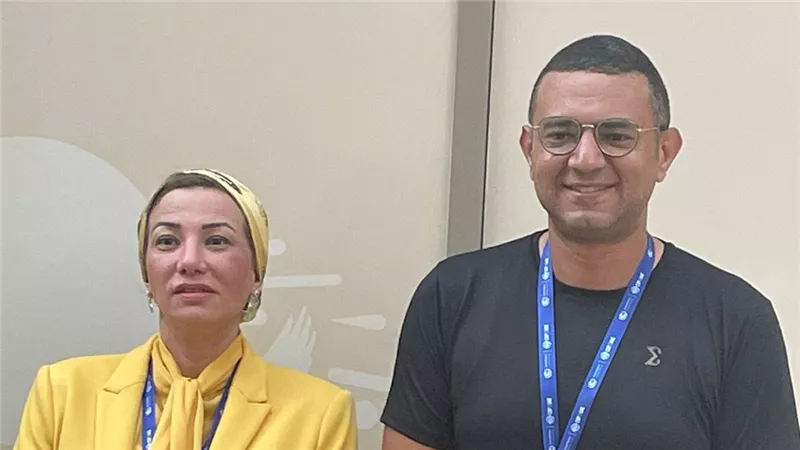 وزيرة البيئة تستقبل المغامر المصري على عبده بجناح مصرى بـ cop28 فى دبي 