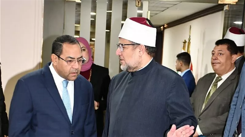وزير الأوقاف ورئيس الجهاز المركزي للتنظيم والإدارة يتفقدان أعمال امتحان المتقدمين لشغل وظائف عمال بالوزارة