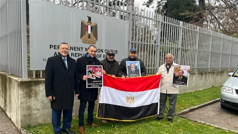 الناخبون يدلون بأصواتهم فى جينيف ويرفعون صور 