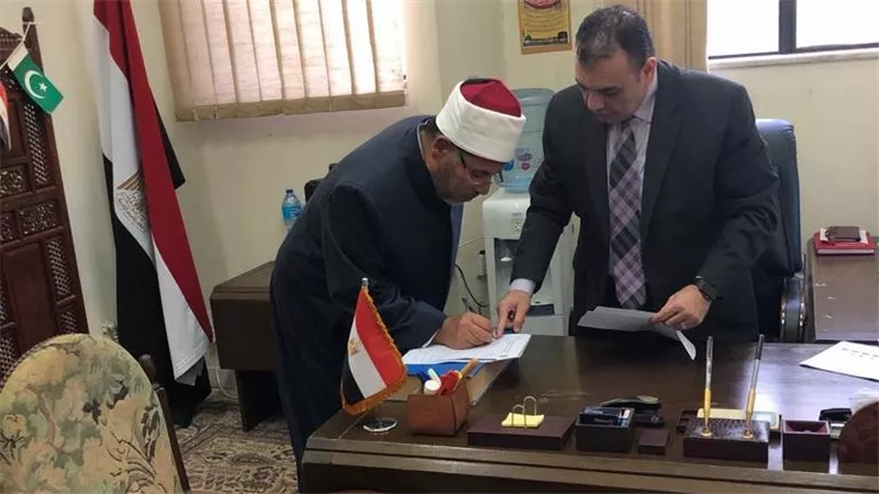 توافد المصريين على سفارتنا بباكستان فى ثانى أيام التصويت بالانتخابات الرئاسية