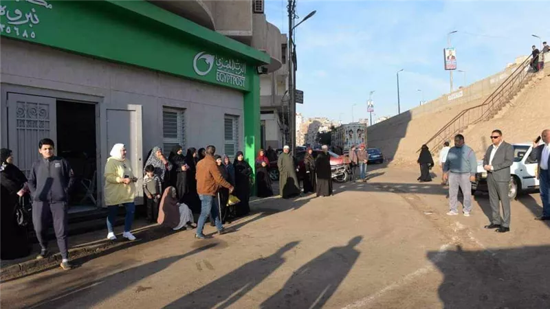 بالصور.. مختار يوجه بتوفير مقاعد انتظار للمترددين على مكتب بريد نبروه بالدقهلية