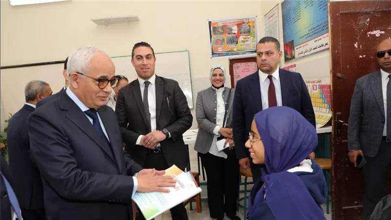 وزير التربية والتعليم يتفقد مدرسة فاطمة الزهراء الإعدادية بنات 