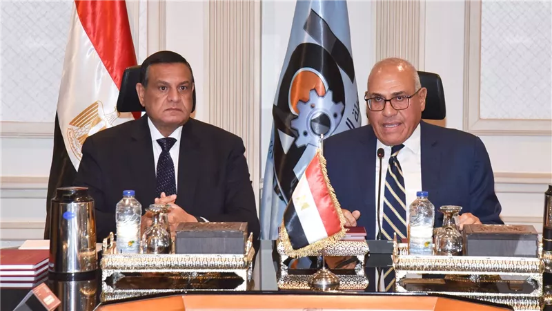 رئيس الهيئة العربية للتصنيع ووزير التنمية المحلية يتابعان الموقف التنفيذي لمشروعات البنية التحتية لمنظومة المخلفات بالمحافظات