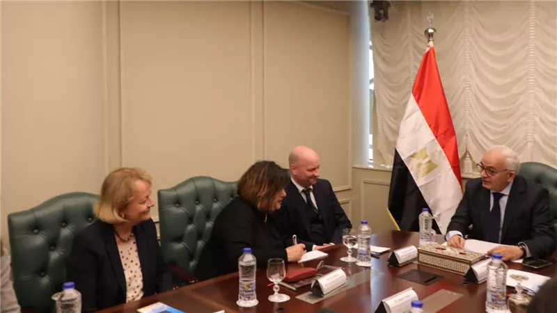 وزير التعليم يبحث مع نائب مدير معهد 
