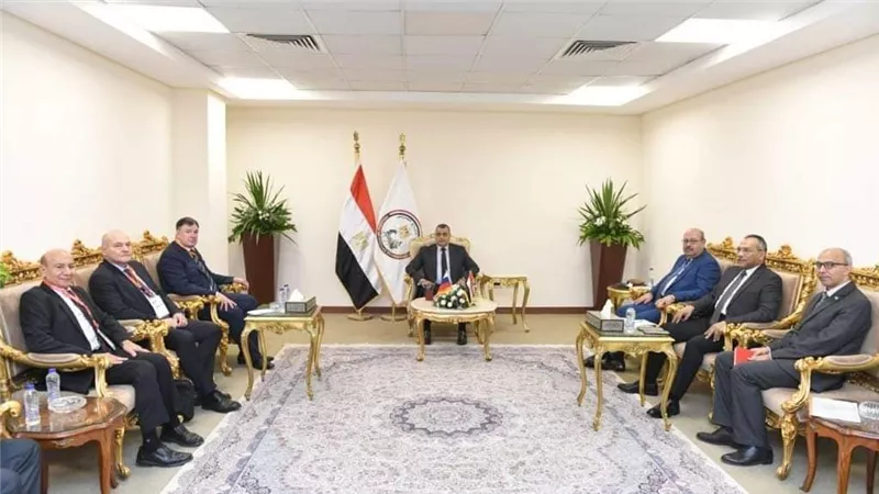وزير الدولة للإنتاج الحربي يستقبل ممثلي 