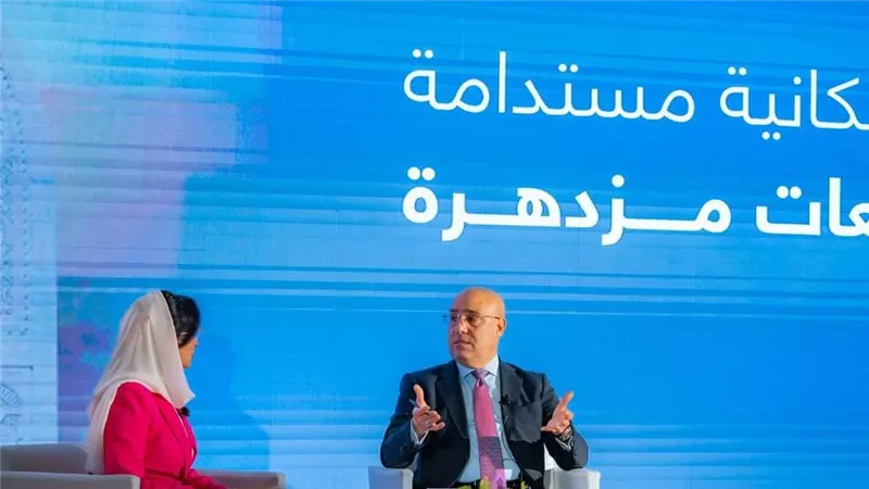 وزير الإسكان يعرض إنجازات الدولة المصرية فى مجال التنمية العمرانية خلال 9 سنوات
