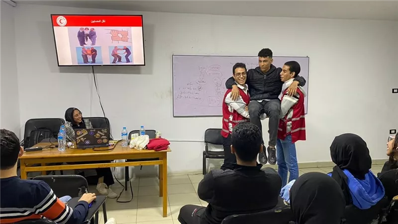الهلال الأحمر بالسويس ينظم ورشة إسعافات للمتطوعين بالشباب والرياضة