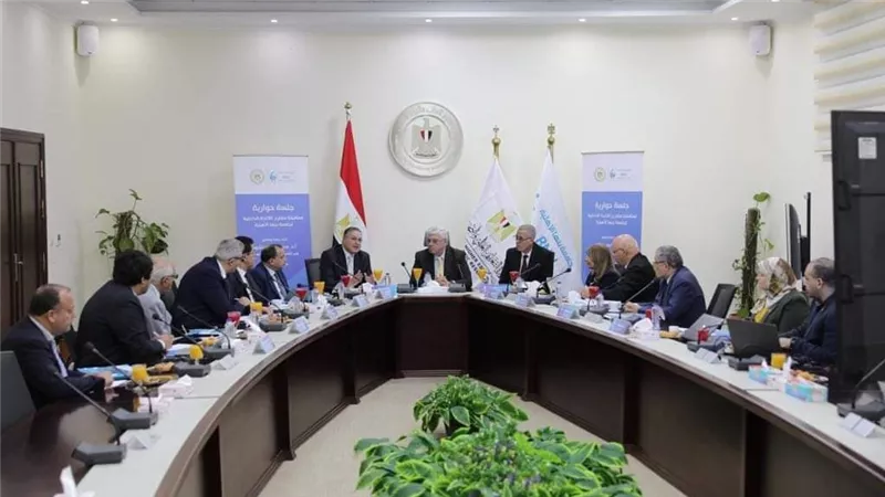 وزير التعليم العالي يترأس جلسة حوارية لمناقشة اللائحة الداخلية لجامعة بنها الأهلية