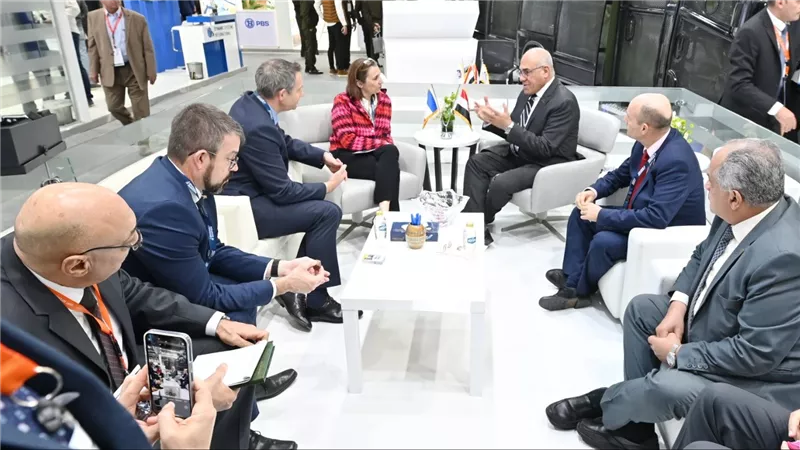 خلال مباحثاته مع وفد شركة داسو.. رئيس الهيئة العربية للتصنيع يؤكد أهمية تعزيز التعاون