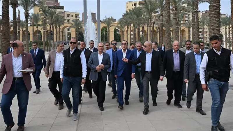 رئيس الوزراء يتفقد المنطقة الاستثمارية والمسرح المكشوف ومنطقة المطاعم والمولات التجارية