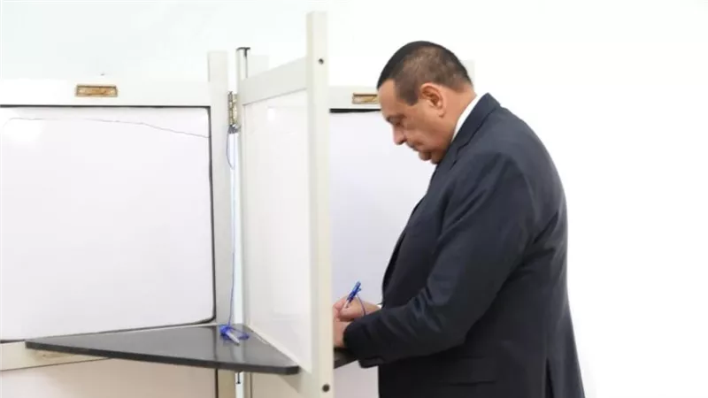 وزير التنمية المحلية يُدلي بصوته في الانتخابات الرئاسية بلجنة نبوية موسي بمدينة نصر 