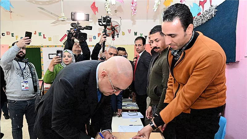 وزير الإسكان يُدلي بصوته فى الانتخابات الرئاسية بمدرسة فاطمة عنان الإعدادية بالقاهرة الجديدة