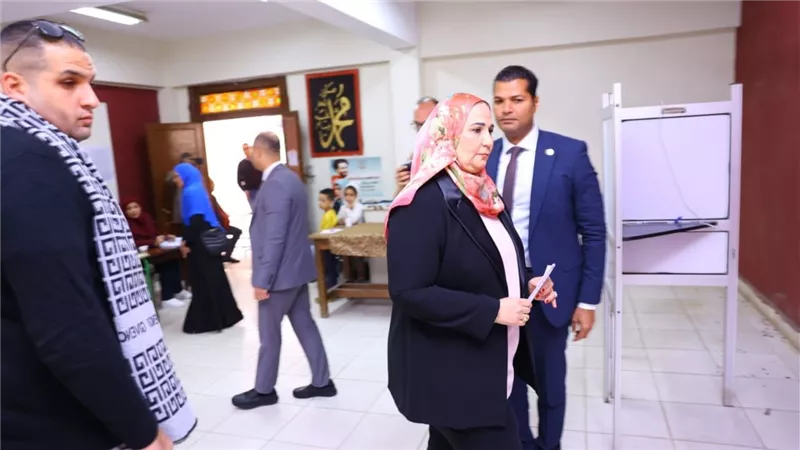 وزيرة التضامن الاجتماعي تدلي بصوتها في انتخابات رئاسة الجمهورية بلجنة مدرسة بدر الإعدادية بالدقي