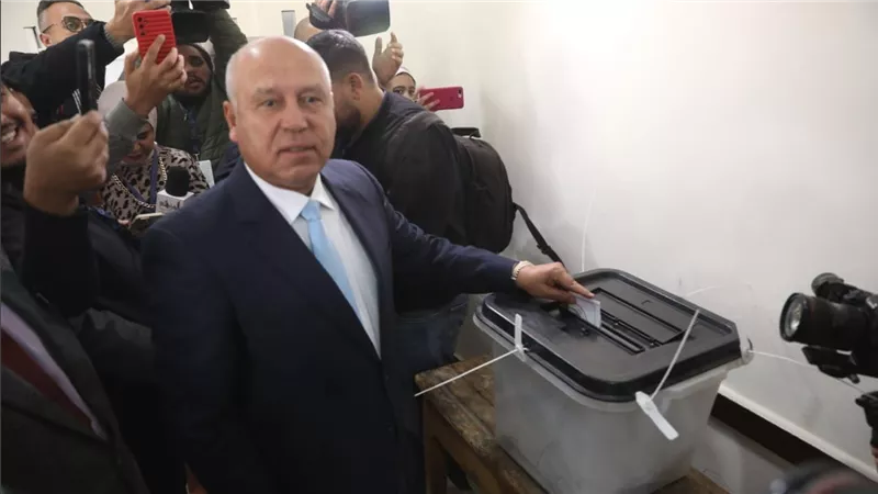 وزير النقل يدلي بصوته في النتخابات الرئاسية 