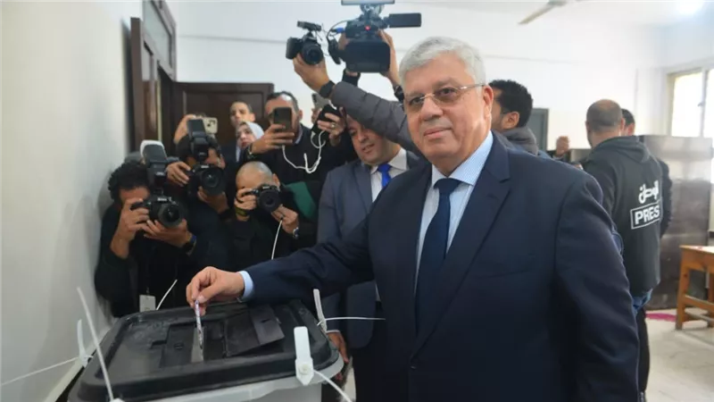 بالصور.. وزير التعليم العالى يدلى بصوته في الانتخابات الرئاسية بالتجمع الخامس
