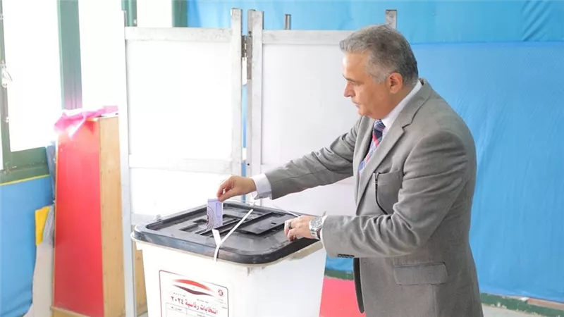  رئيس جامعة السويس يدلي بصوته في الإنتخابات الرئاسية
