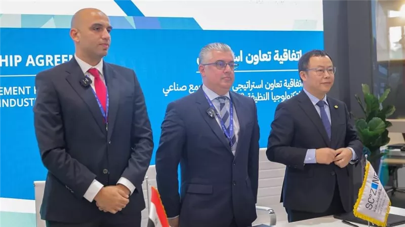 رئيس اقتصادية قناة السويس يوقع اتفاقية تعاون لإقامة مجمع صناعي لتكنولوجيا الطاقة الخضراء