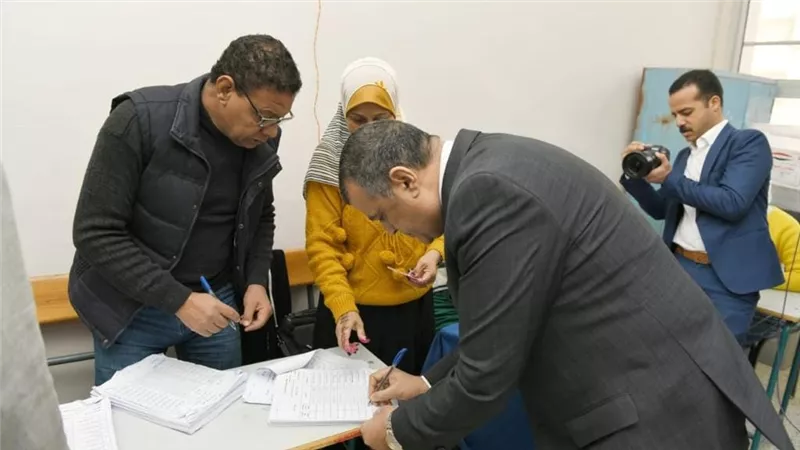 وزير الدولة للإنتاج الحربي يدلي بصوته في الانتخابات الرئاسية 