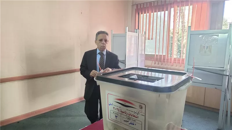 نقيب الأطباء يدلى بصوته ويؤكد: التصويت بالانتخابات الرئاسية واجب وحق دستورى