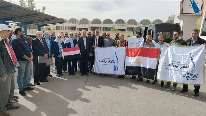 العاملون بالبحر الأحمر يتوافدون على مقار اللجان الإنتخابية لإختيار رئيساً لمصر
