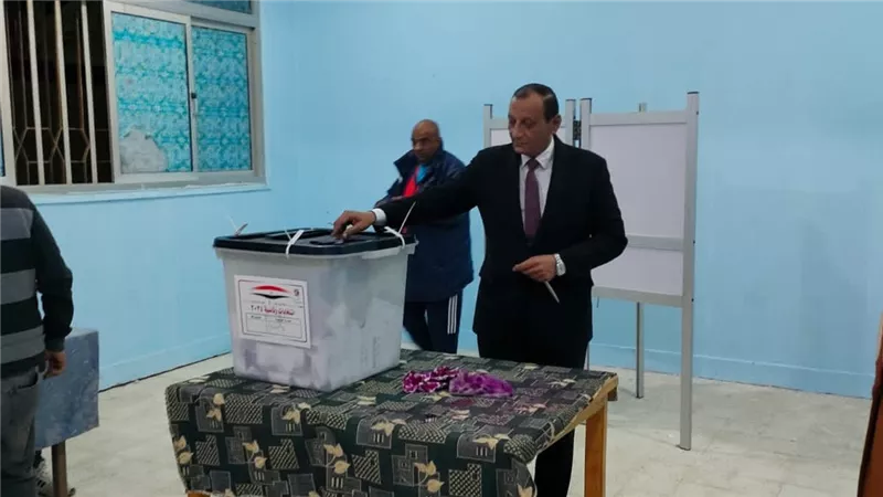 رئيس موانئ البحر الأحمر يدلي بصوته في الإنتخابات الرئاسية