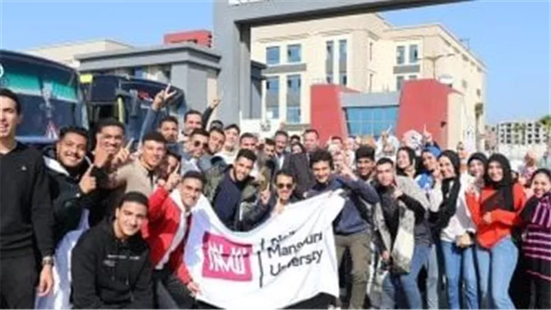 حشد كبير من طلاب جامعة المنصورة الجديدة للتصويت بلجنة المغتربين